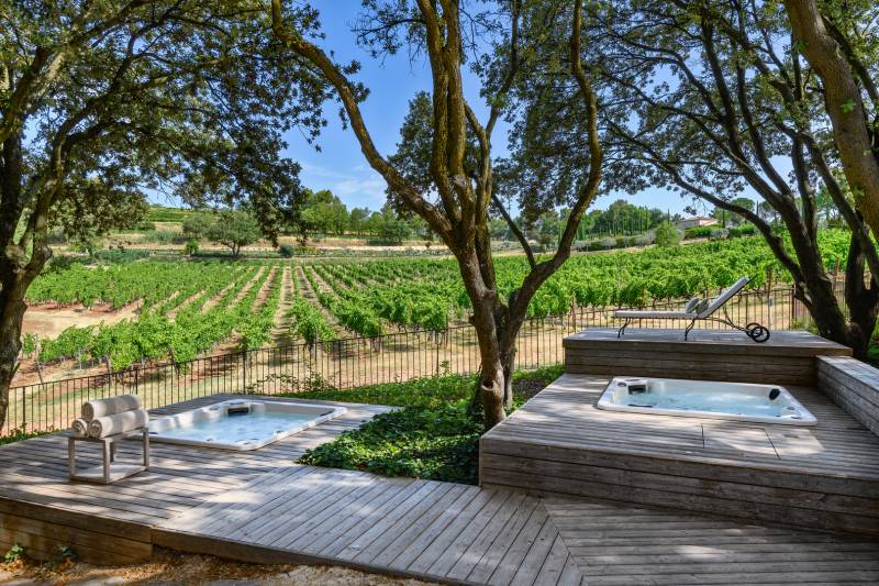 Spa d’extérieur au cœur des vignes – Inspiration à La Coquillade, Gargas