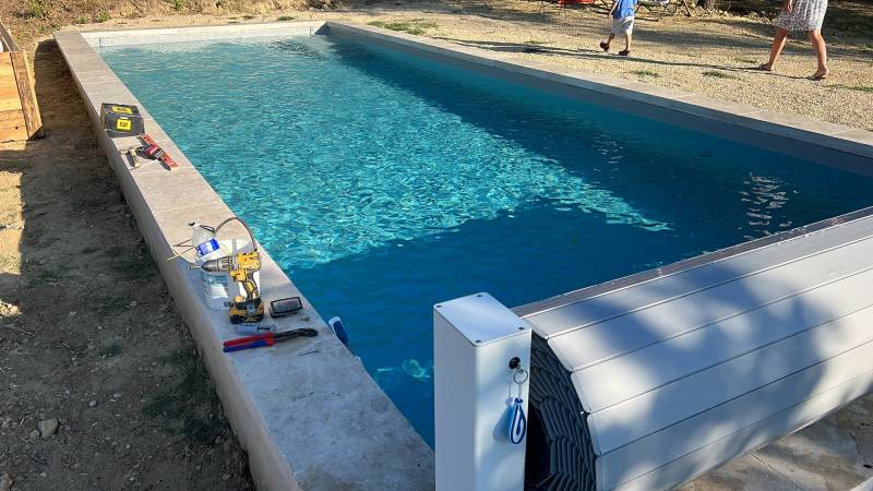 Fournir et installer des équipements piscine haut de gamme avec robot nettoyage et couverture Sofatec à Puyricard