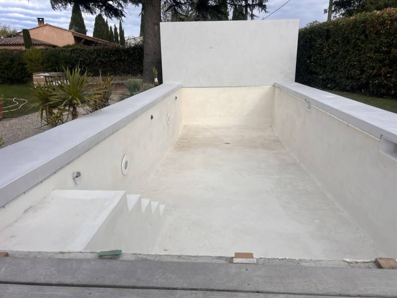 Rénover une piscine béton ancienne avec PVC armé moderne et équipements performants à Aix-en-Provence et Bouches-du-Rhône