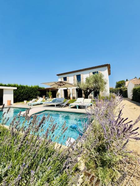 Construire une piscine béton sur mesure avec PVC armé et finitions haut de gamme à Aix-en-Provence et Bouches-du-Rhône
