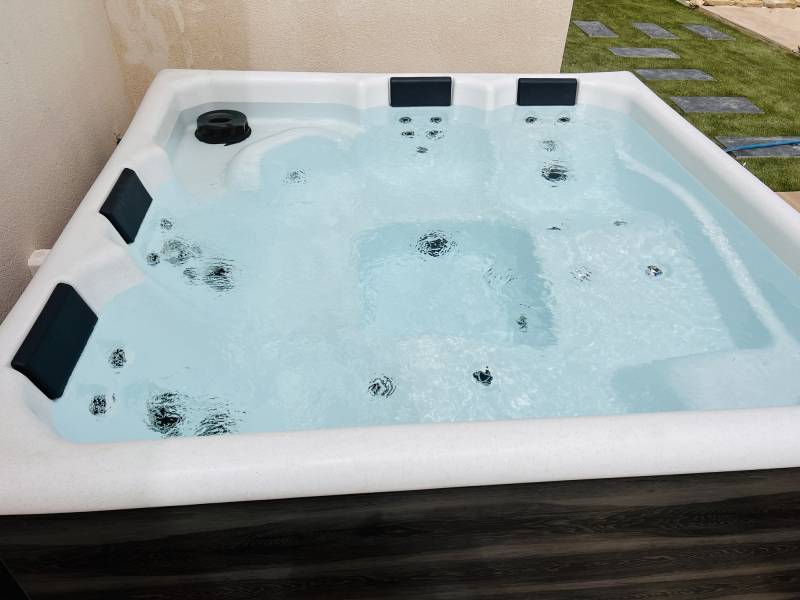Créer un espace bien-être extérieur avec SPA, terrasse et éclairage intégré à Puyricard et Bouches-du-Rhône
