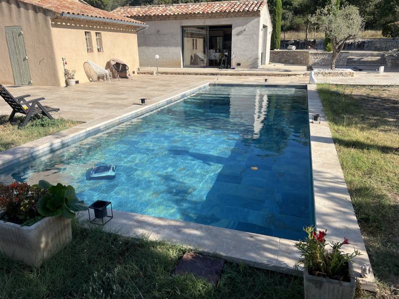 Faire construire une piscine béton traditionnelle avec revêtement PVC armé et carrelage design à Puyricard et Bouches-du-Rhône