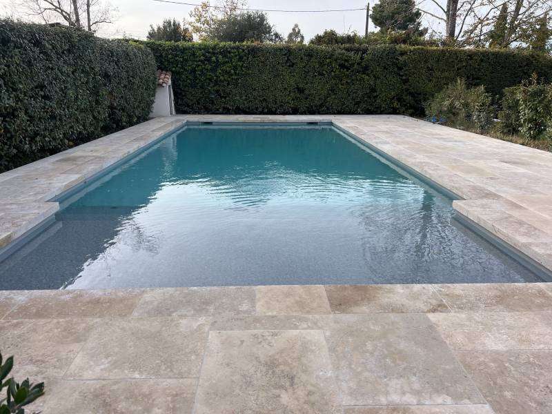 Créer une terrasse pierre naturelle et pool house élégant pour piscine béton à Puyricard et Bouches-du-Rhône