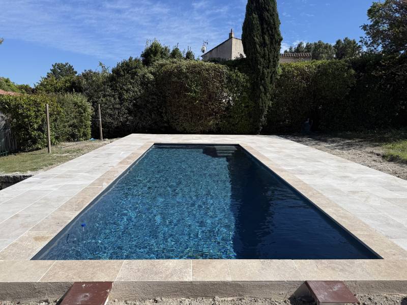 Construire une piscine béton rectangulaire avec muret pierre sèche et margelles pierre à Venelles proche Aix-en-Provence