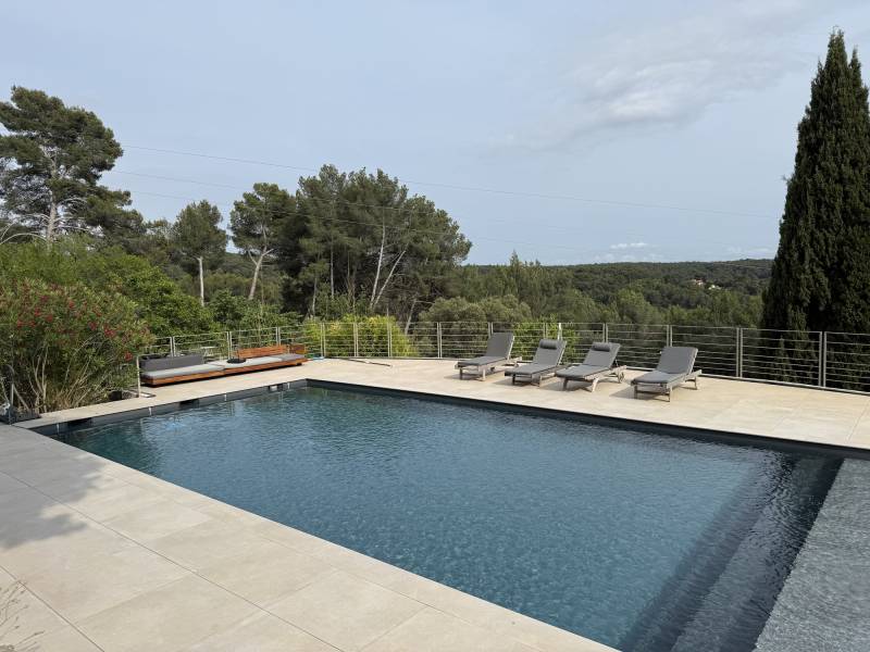 Construire une piscine béton rectangulaire moderne avec grande terrasse et vue panoramique au Puy-Sainte-Réparade proche Pertuis