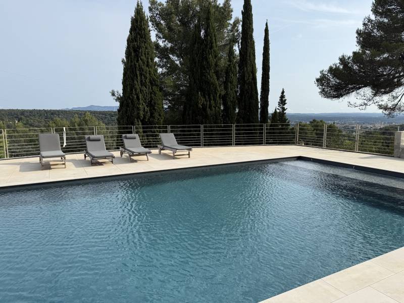 Découvrir Espaces Modernes : constructeur piscines béton sur mesure et rénovation PVC armé Aix-en-Provence