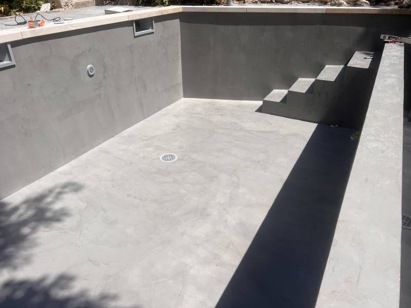 Rénover une piscine traditionnelle en béton avec habillage PVC armé et margelles sur mesure à Puyricard et Bouches-du-Rhône