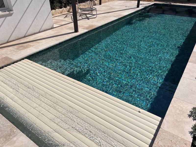 Installer un volet roulant immergé et pompe à chaleur pour piscine béton à Aix-en-Provence et Bouches-du-Rhône