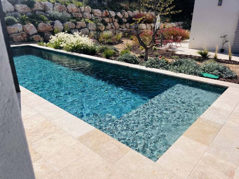 Découvrir Espaces Modernes : constructeur piscines béton sur mesure et rénovation PVC armé Aix-en-Provence