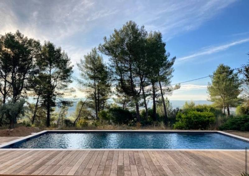 Découvrir Espaces Modernes : constructeur piscines béton sur mesure et rénovation PVC armé Aix-en-Provence