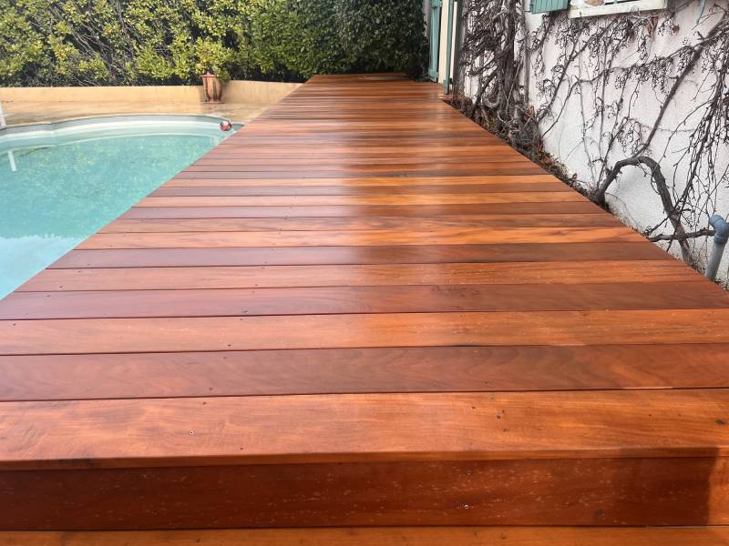 Aménager une terrasse en bois exotique et plage immergée autour piscine béton à Aix-en-Provence