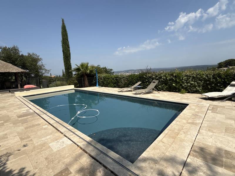 Construire une piscine béton rectangulaire avec PVC armé sombre et terrasse travertin à Éguilles proche Ventabren et Saint-Cannat