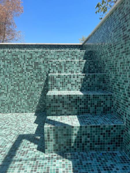 Construction d'une piscine en béton avec mosaïque Aix en Provence Espaces Modernes
