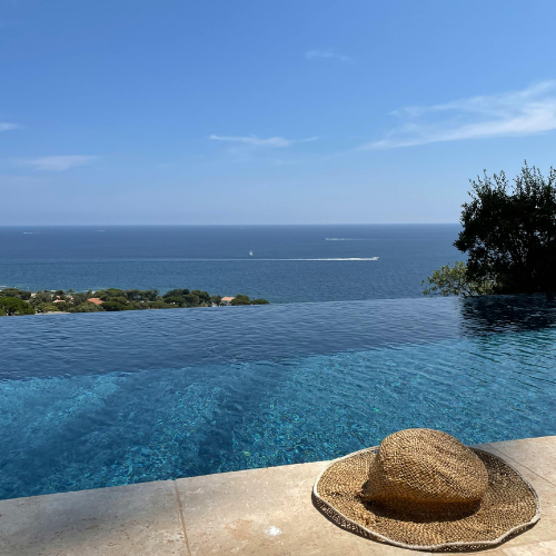 Construction piscine en béton armé à débordement Espaces Modernes Aix en Provence